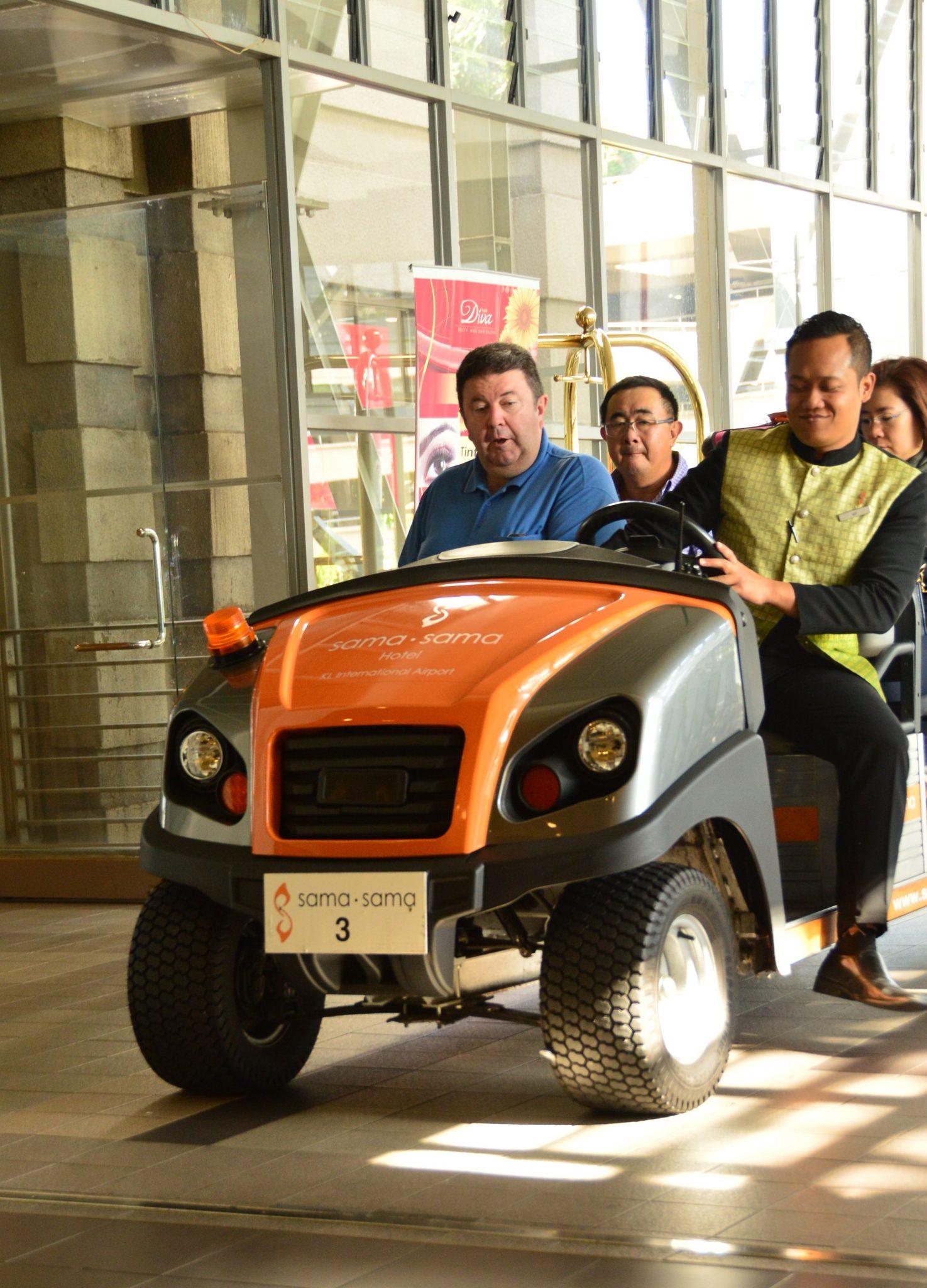 3 uomini su un buggy all'aeroporto internazionale di Kuala lumpur