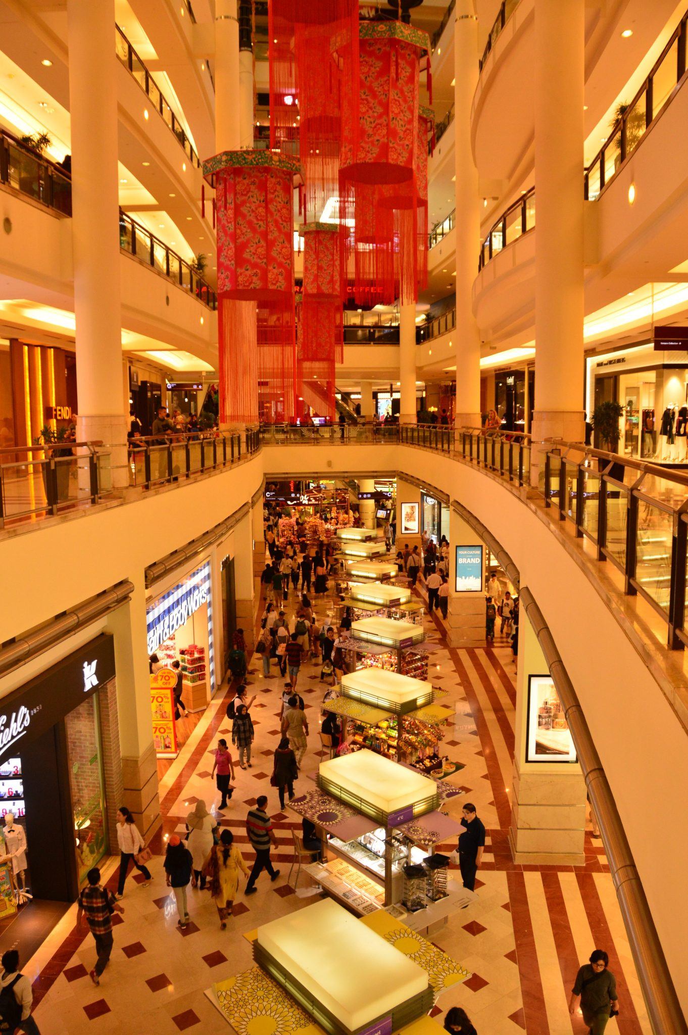 due piani all'interno KLCC mall Kuala lumpur 