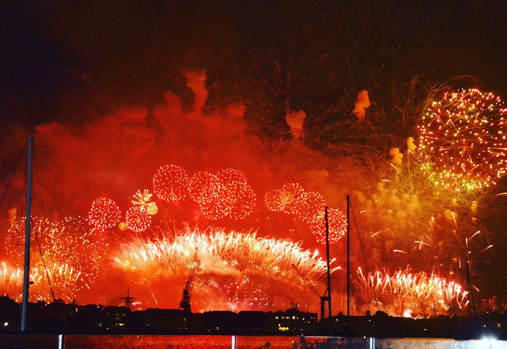 red and gold fireworks exploding over sydney harbour bridge top 10 sydney tourist attractions