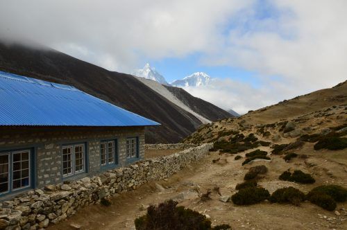 dingboche tea house with mountains behind everest base camp trek dingboche tea house with mountains behind everest base camp trek