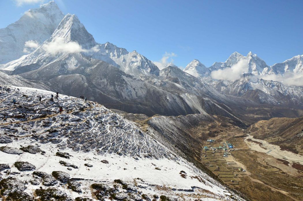 Broad views over Lobuche with multiple himalayan mountains in the background
