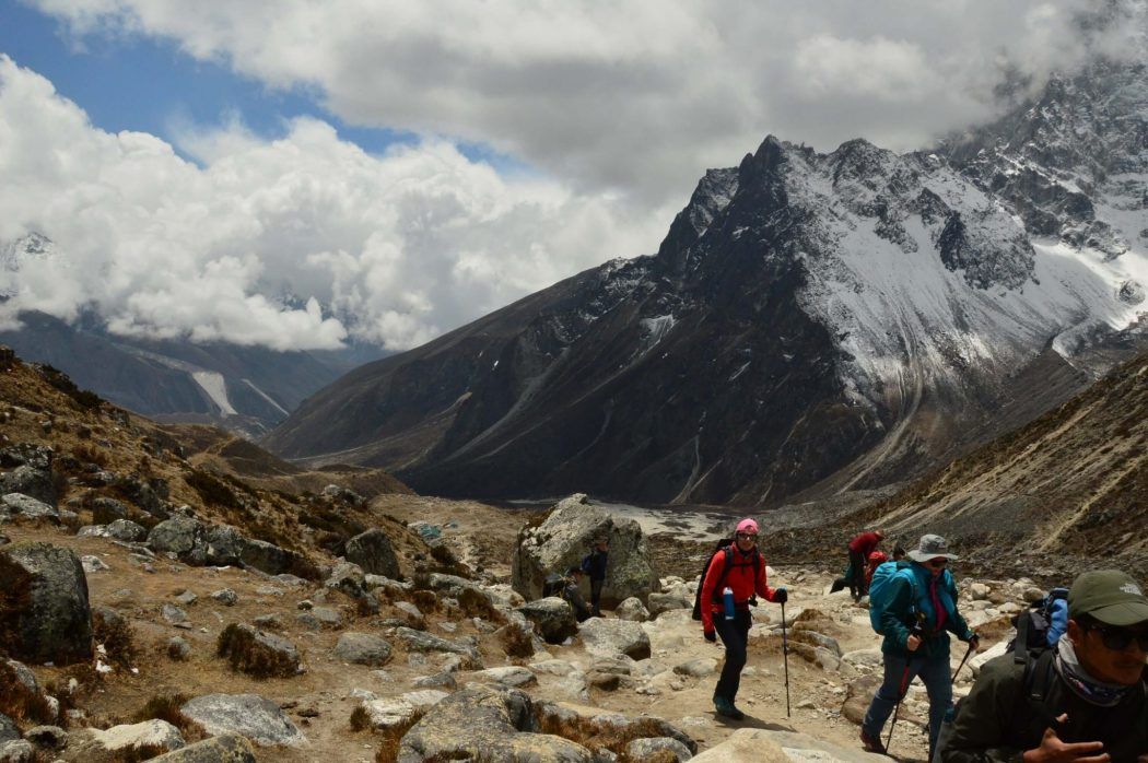 everest base camp trekking path on the seventh day