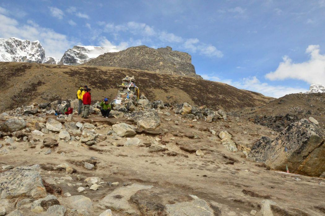 graves and tributes to those who have died climbing mount everest 