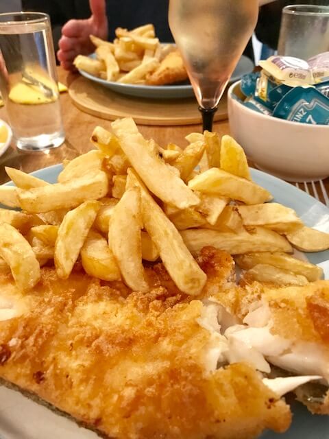  assiette avec fish and chips et verre de vin 