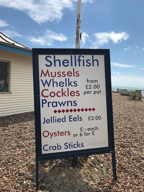 seafood menu på et bræt på stranden