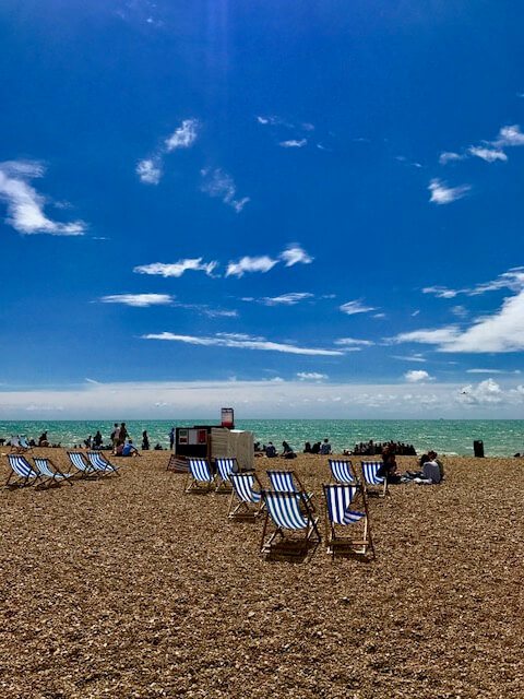  chaises rayées bleues et blanches sur la plage de Brighton 