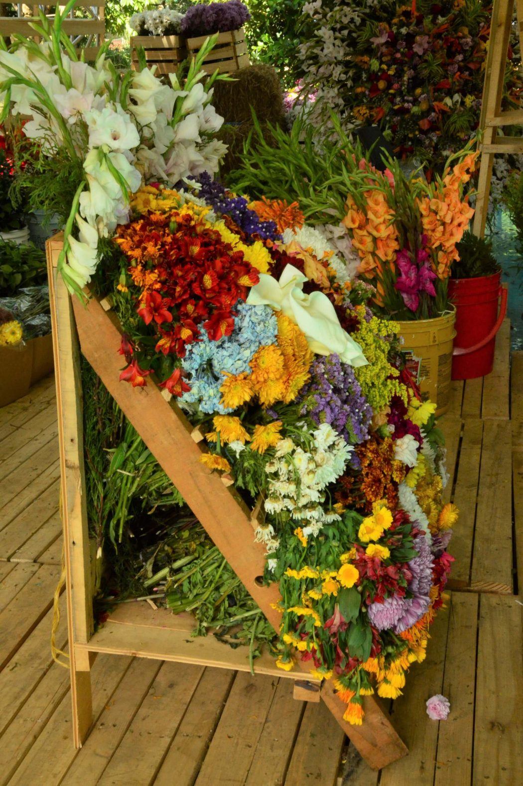 wooden silletero adornado com flores