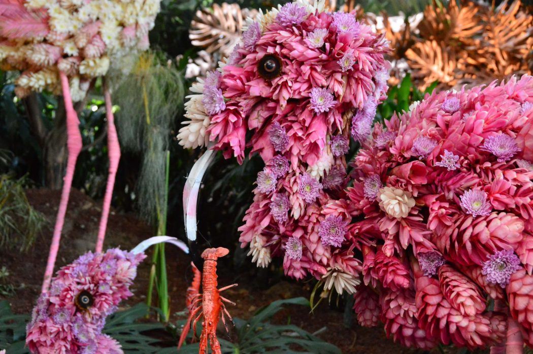 メデジン植物園に展示されているピンクの花の動物たち