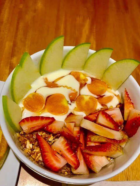 yogurt with granola, strawberreis and apple slices at velvet medellin
