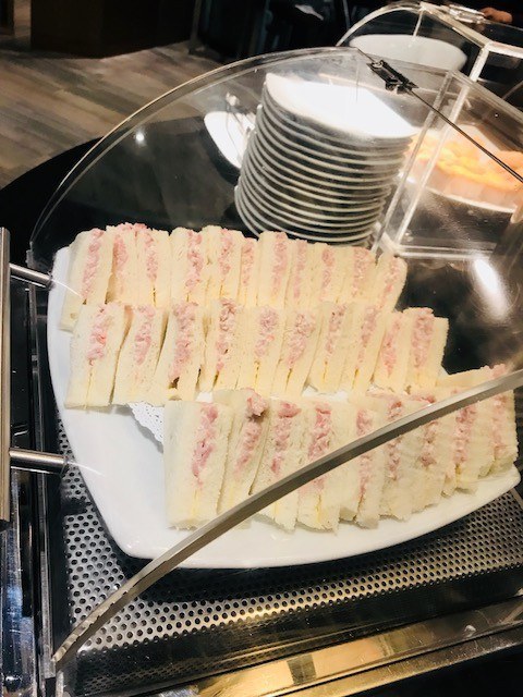 food royal silk lounge gate e bangkok airport sandwiches