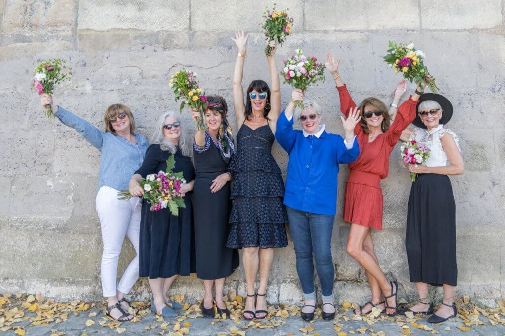 groupe de femmes attirantes avec les bras levés lors d'une visite organisée