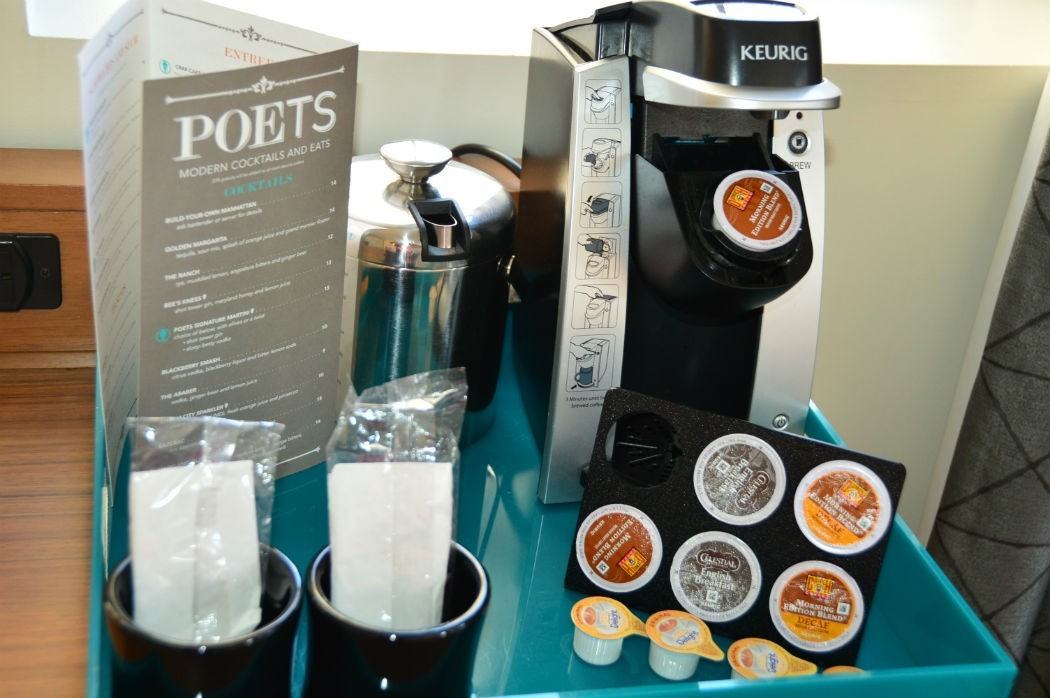 Coffee machine with pods and cups