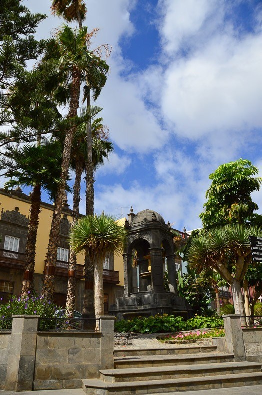 building and palm trees in Las Palmas