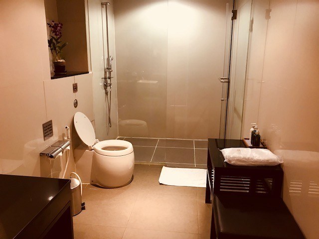business class london to sydney shower at bangkok airport thai airways lounge