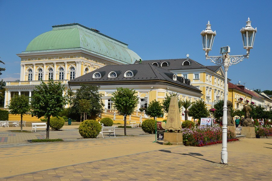 frantiskovy lazne main street with baroque yellow building and streetlights