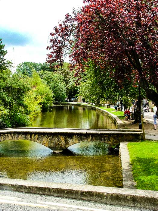 11 Best Cotswolds Tour from London Options and Top Tips 38 Bridges and lake in Bourton on the water