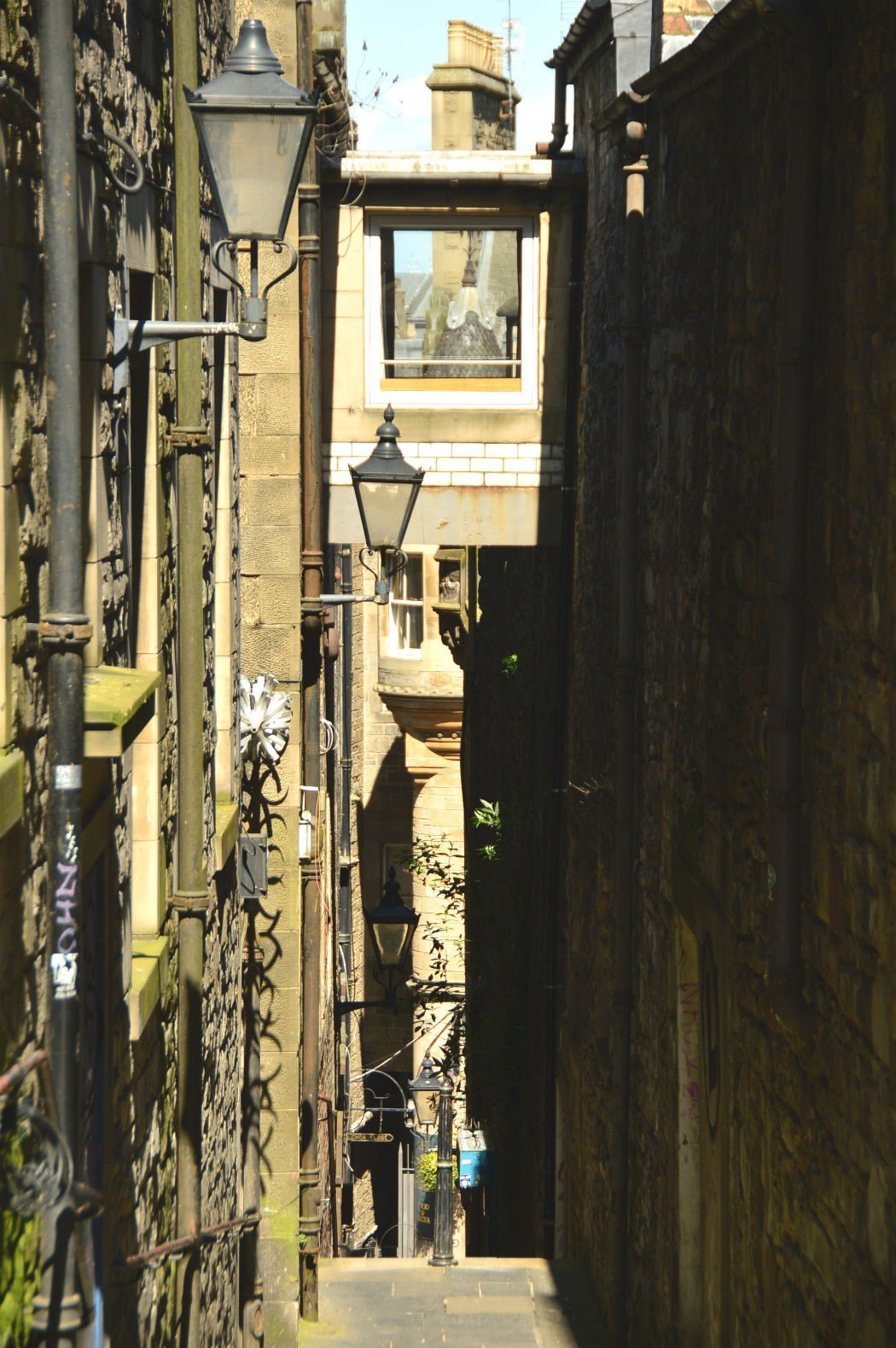 2 Best Edinburgh Vaults Tour Options 3 edinburgh lane way with street lamps