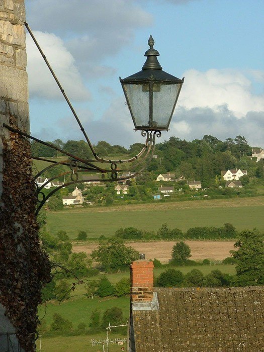 11 Best Cotswolds Tour from London Options and Top Tips 41 old fashioned street light with cotswolds greenery behind