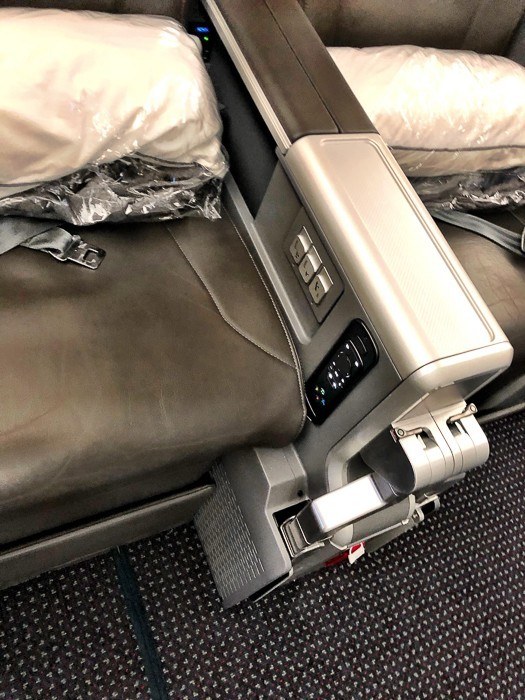 american airlines arm rest and power sockets