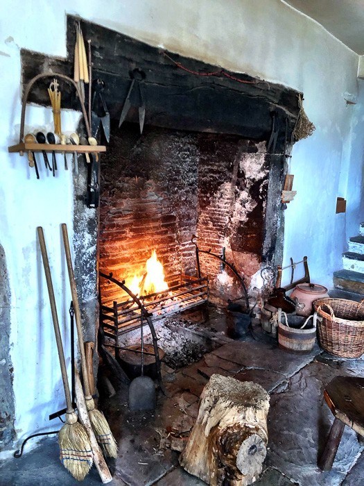 7 Best Places to Visit in South Wales - The Valleys (2022) 14 welsh-attractions-llancaiach-fawr-manor-roaring-fire
