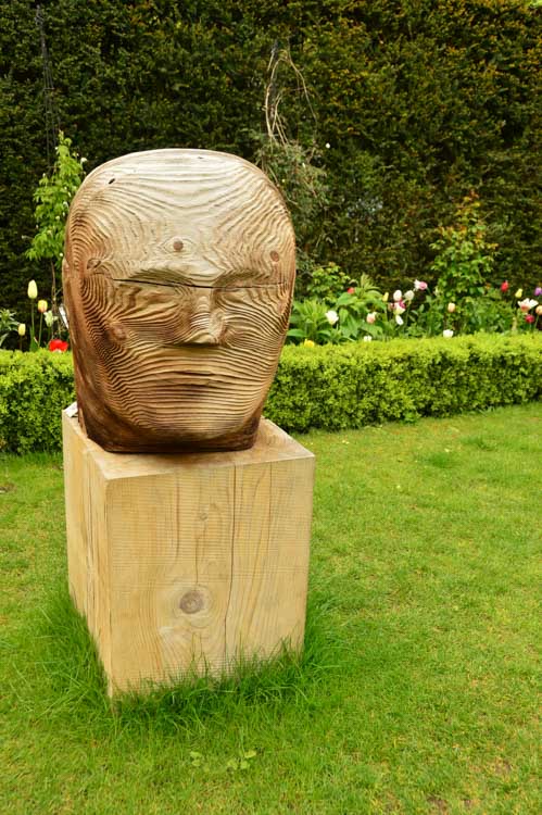 45 Impressive English Landmarks You Will Want to See 59 england_cotswolds_malmesbury-abbey-gardens-statue
