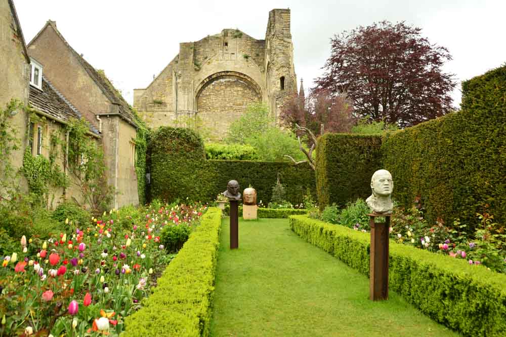 45 Impressive English Landmarks You Will Want to See 56 england_cotswolds_malmesbury-abbey-gardens