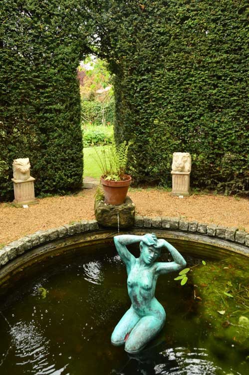 england_cotswolds_malmesbury-abbey-statue-pool
