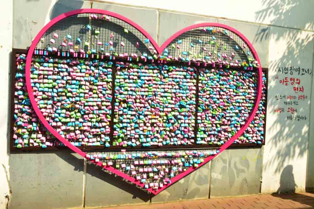 12 Best Things to do in Daegu Korea 29 korea_daegu_wall-of-locks