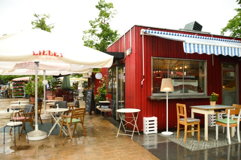 23 Fantastic Things to do in Graz 16 austria_graz-farmers-market-cafe