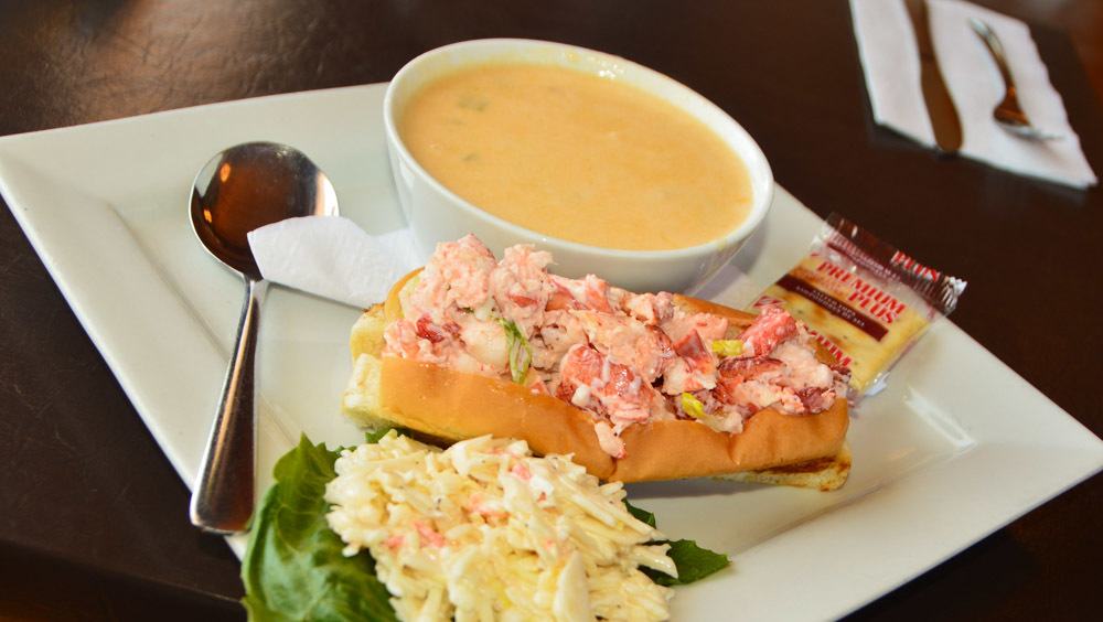 canada_new-brunswick_alma-boathouse-lobster-roll-chowder