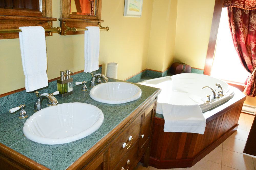 canada_new-brunswick_hotel-paulin-bathroom