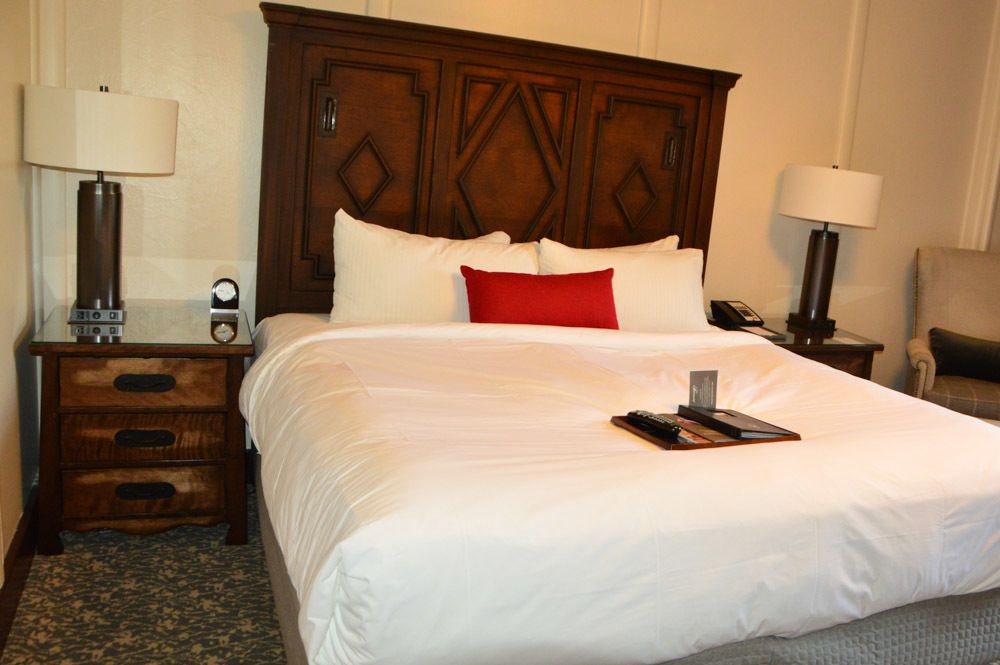 25 Magnificent Canada Landmarks (2022) You Need to Visit 55 canada_ottawa_fairmont-montebello-room