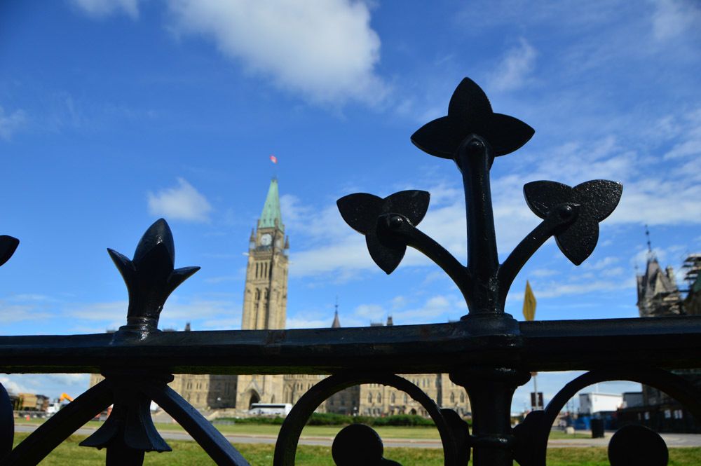canada_ottawa_parliament-hill-through-gates