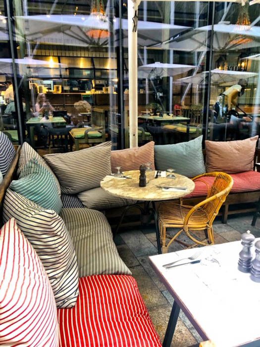 4 Great Victoria Station Restaurants 8 london_victoria_nova-rail-house-couches