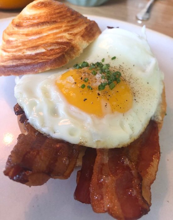 switzerland_verbier_experimental-chalet-breakfast-egg-bacon-roll