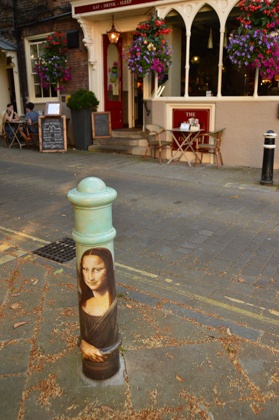 england_winchester_art-bollards-mona-lisa england_winchester_art-bollards-mona-lisa