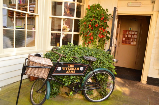 england_winchester_wykeham-arms-bicycle england_winchester_wykeham-arms-bicycle