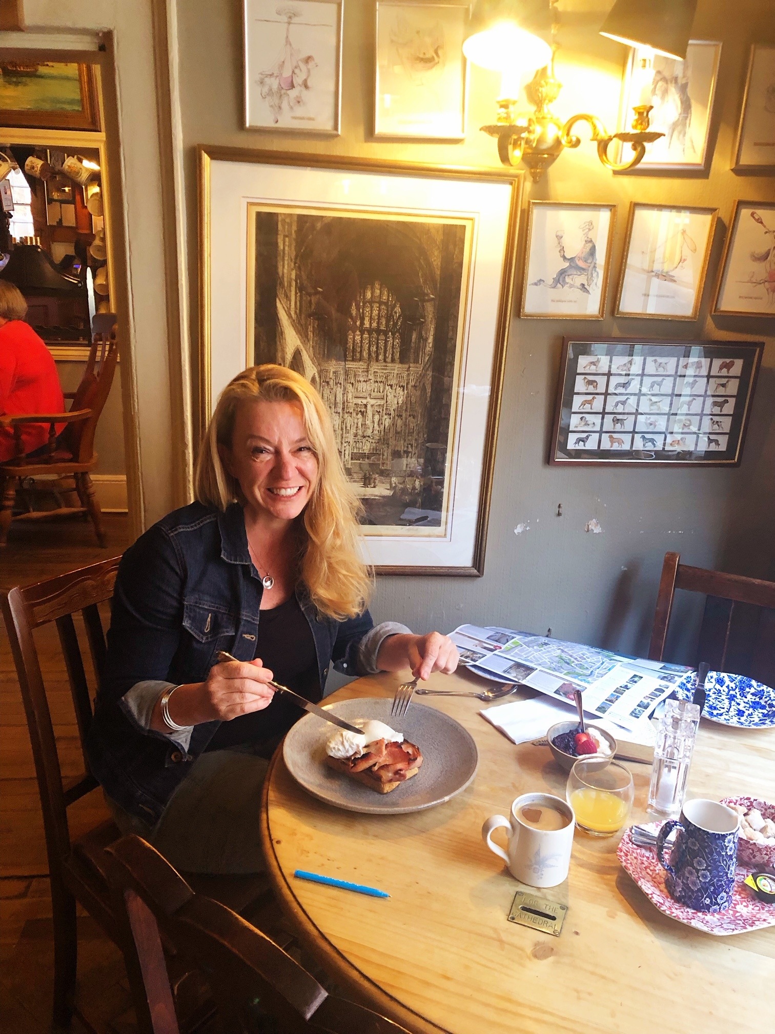 16 Best Things to do in Winchester & Nearby 44 england_winchester_wykeham-arms-enjoying-breakfast