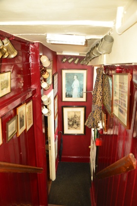 england_winchester_wykeham-arms-stairway england_winchester_wykeham-arms-stairway