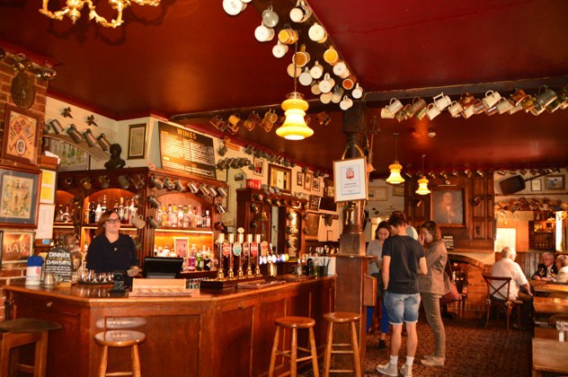 england_winchester_wykeham-arms-the-bar england_winchester_wykeham-arms-the-bar