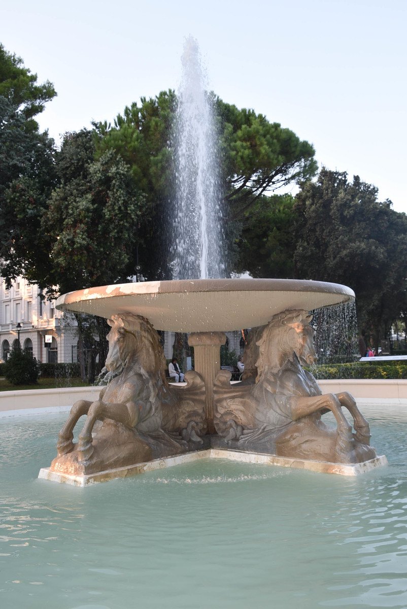 Italy_Rimini_Hotel-fountain