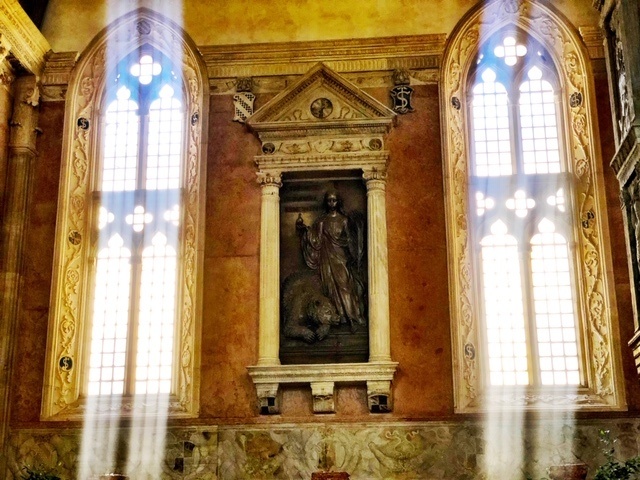 Italy_Rimini_inside-church