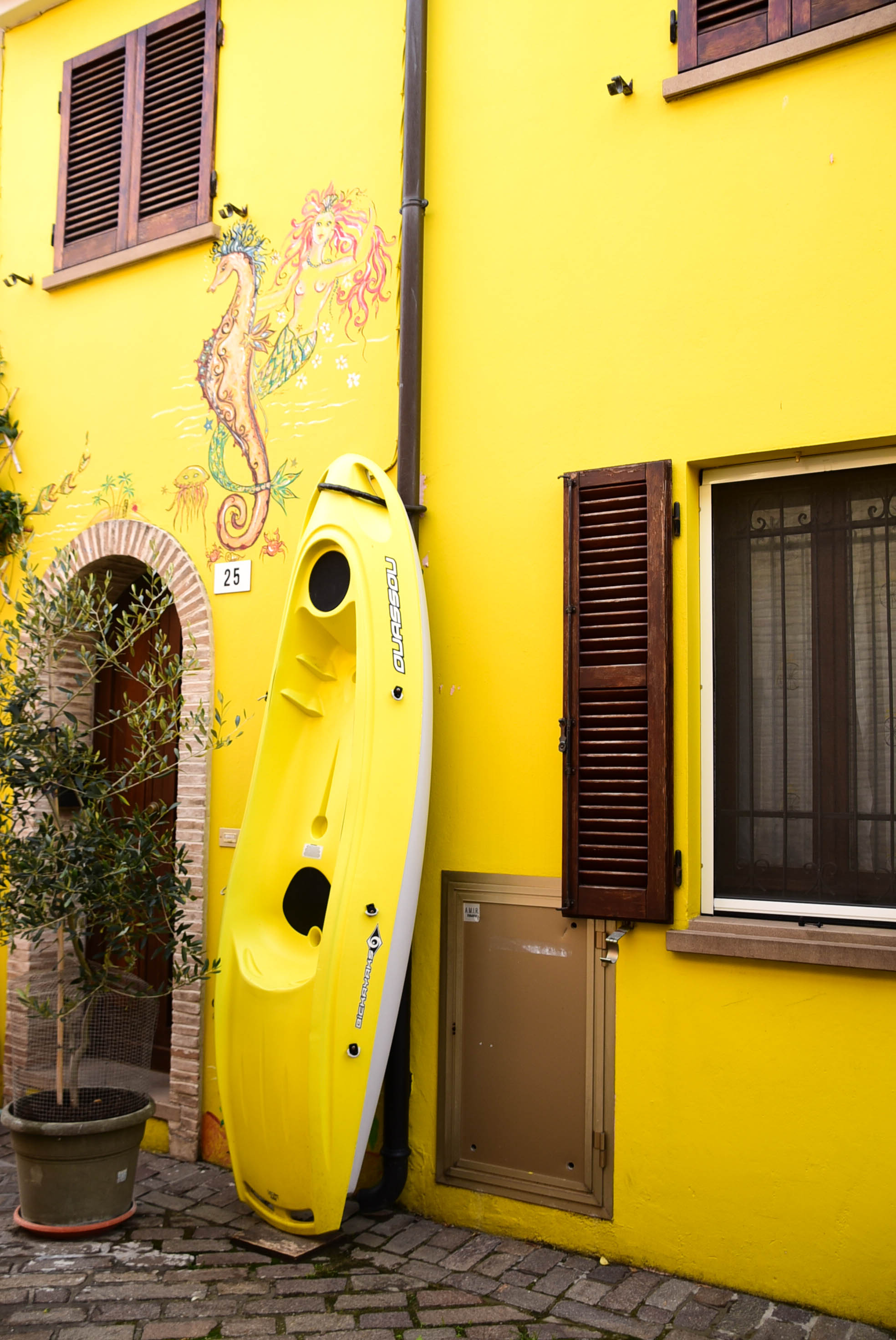 Italy_Rimini_old-town-back-streets-yellow-house-boat