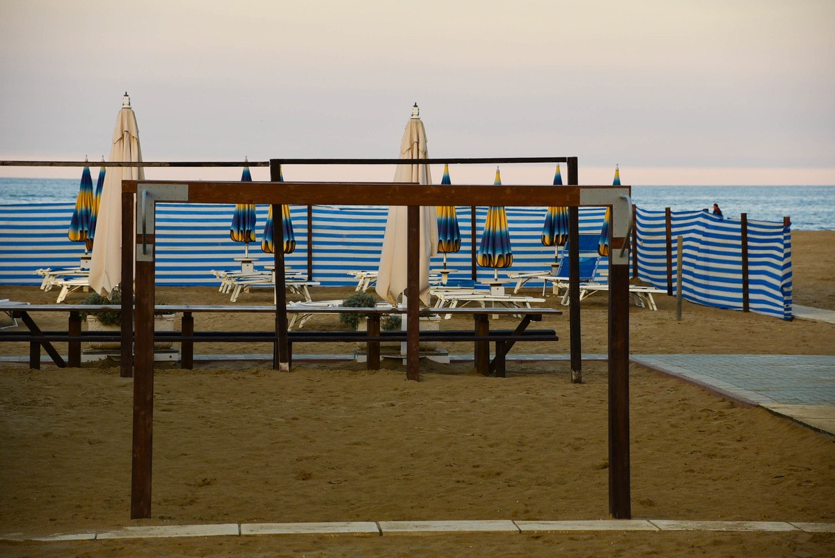 Italy_Rimini_waterfront-tables-umbrellas