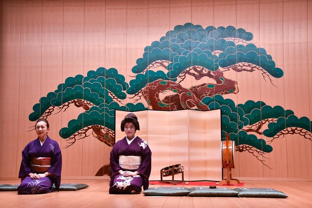 17 Best Things to do in Kanazawa You're Going to Love 45 japan_kaga_geishas-on-stage