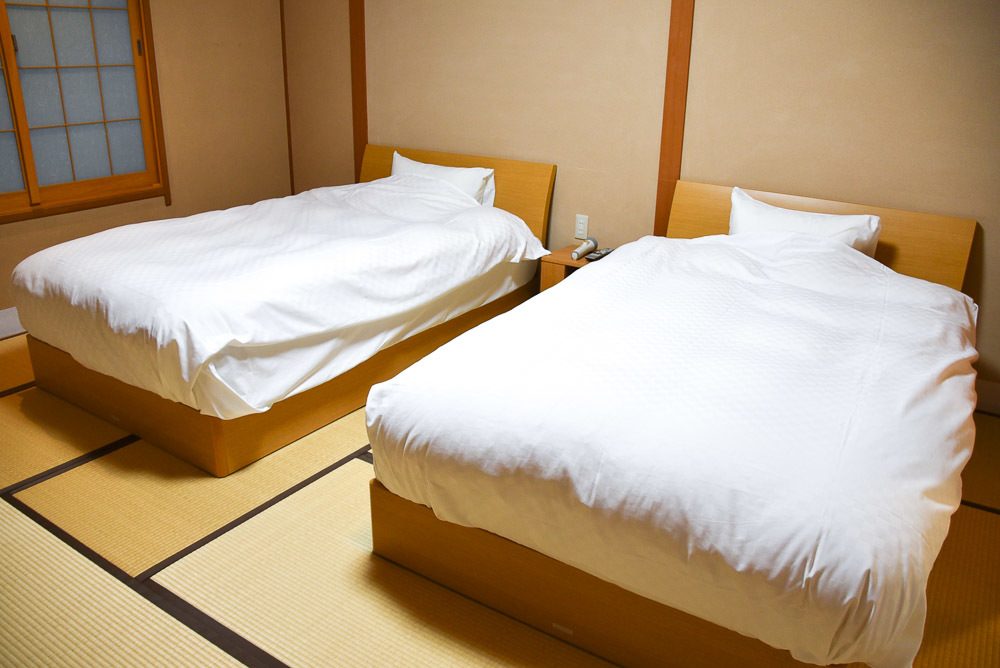 17 Best Things to do in Kanazawa You're Going to Love 55 japan_kaga_ryokan-bedroom