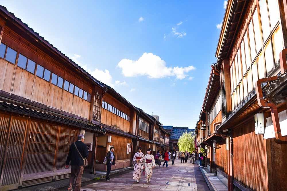 17 Best Things to do in Kanazawa You're Going to Love 5 japan_kanazawa_geisha-village-kimono