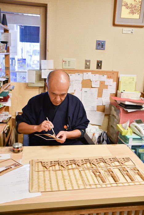 17 Best Things to do in Kanazawa You're Going to Love 12 japan_kanazawa_gold-leaf-craftsman