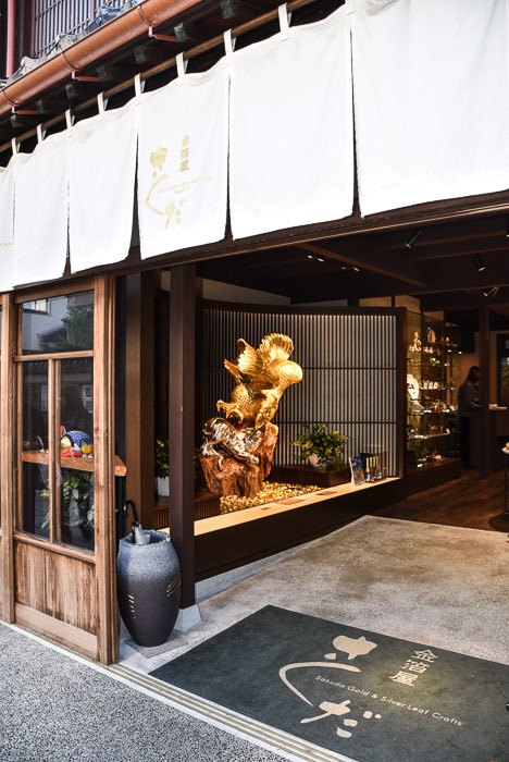17 Best Things to do in Kanazawa You're Going to Love 9 japan_kanazawa_gold-leaf-shop