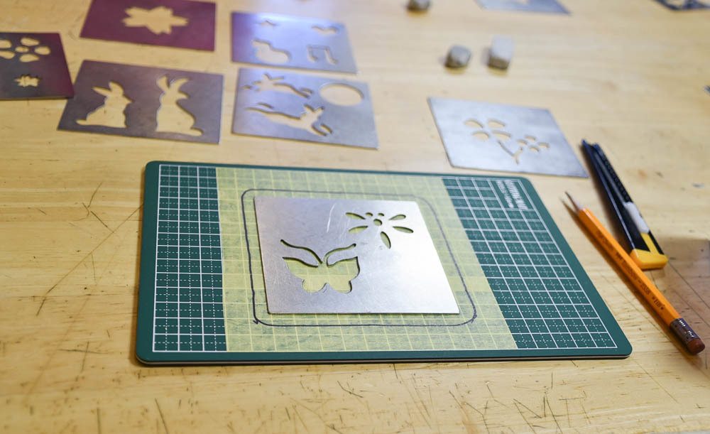 17 Best Things to do in Kanazawa You're Going to Love 11 japan_kanazawa_gold-leaf-stencil